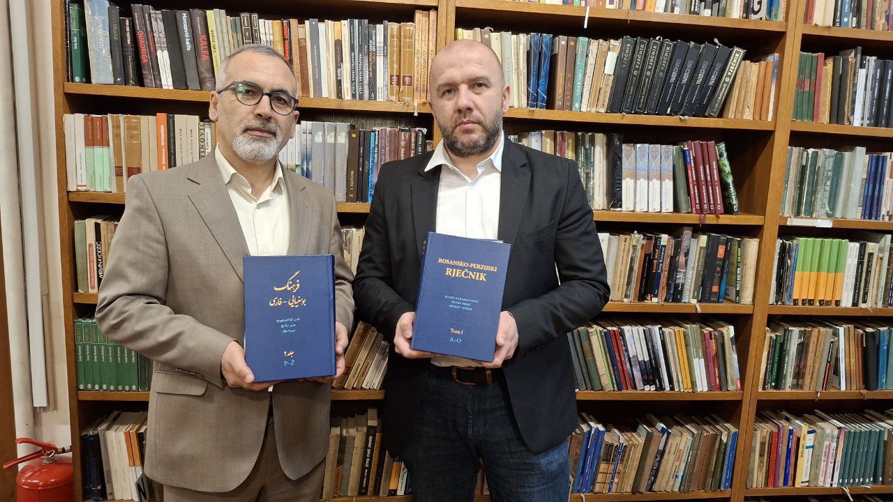 Gradskoj biblioteci Zenica poklonjen primjerak Bosansko-perzijskog rječnika